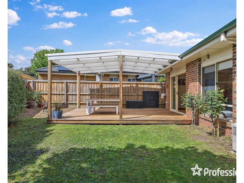 6 Longfellow Avenue, Mooroolbark VIC 3138