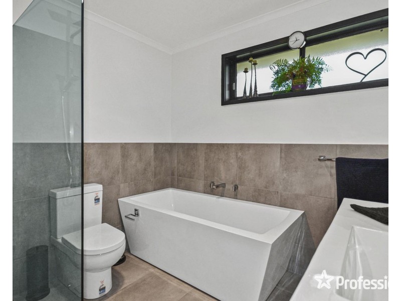 76 St Andrews Drive, Chirnside Park VIC 3116