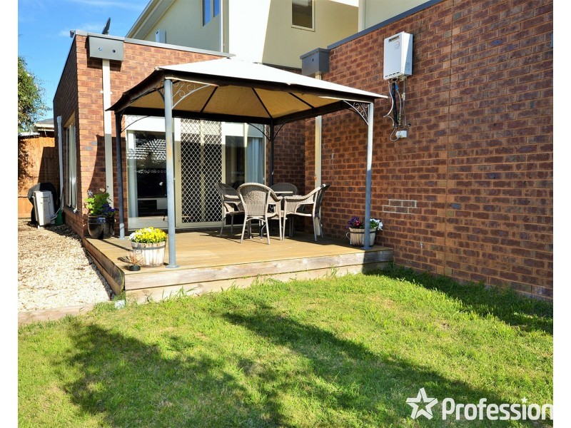2/17 Morelle Court, Mooroolbark VIC 3138