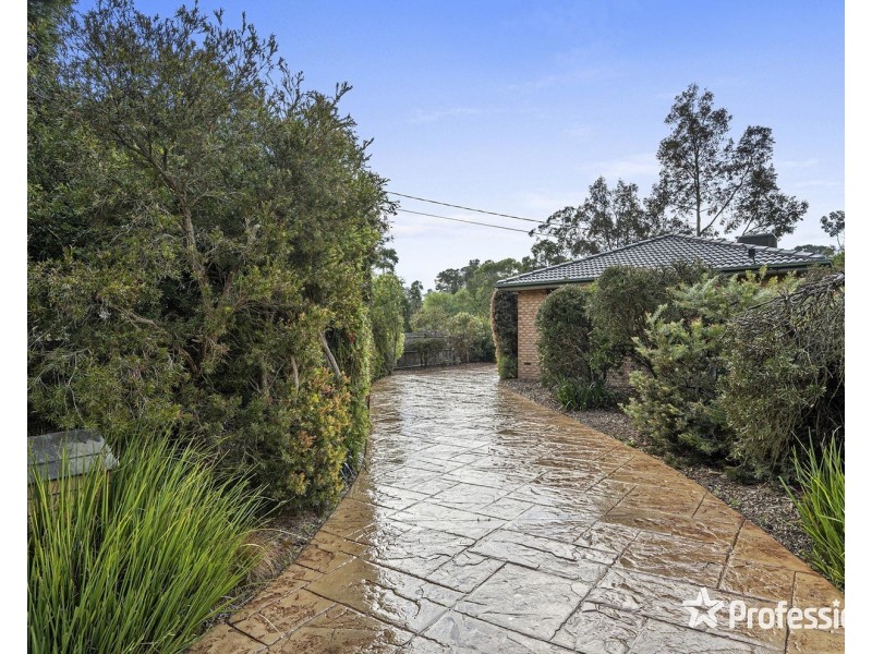 65 Zina Grove, Mooroolbark VIC 3138