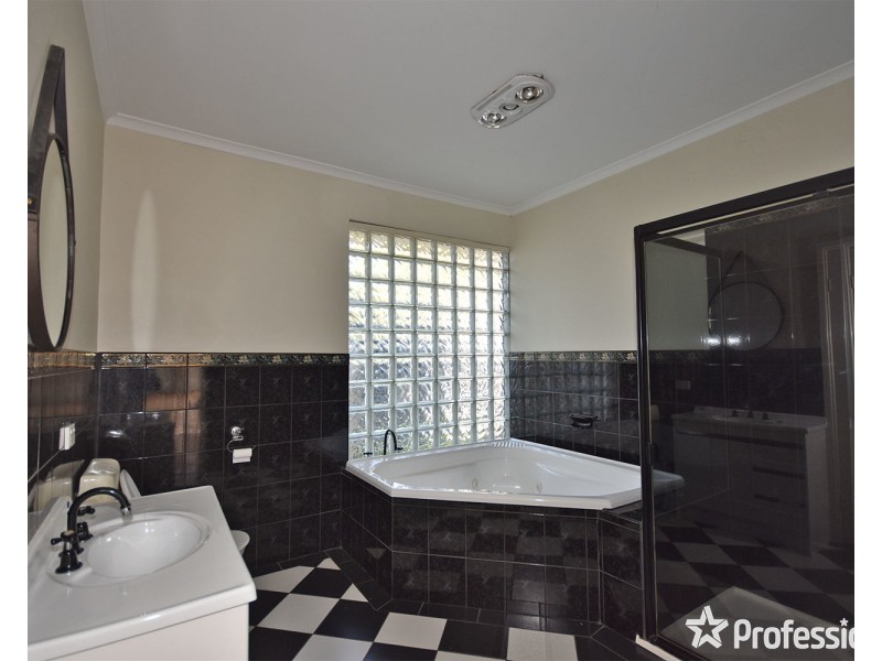 14 Rowan Street, Croydon VIC 3136