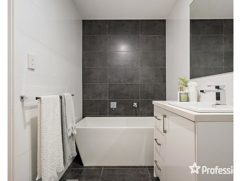 16 Jillian Street, Mooroolbark VIC 3138