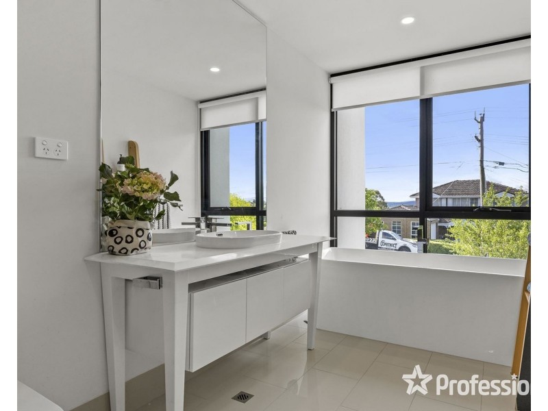 4 Amadeo Way, Chirnside Park VIC 3116