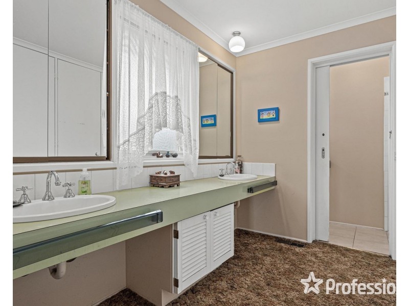 66 Meadowgate Drive, Chirnside Park VIC 3116