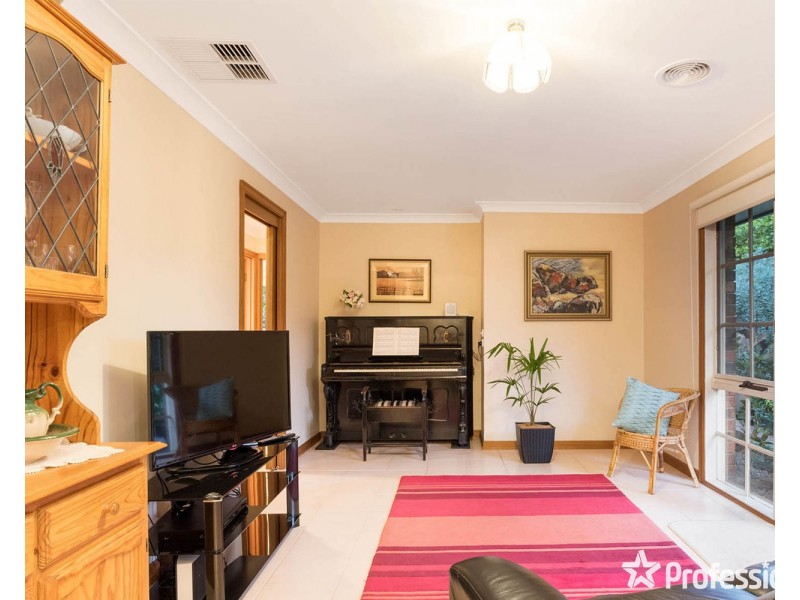 5 Gill Place, Mooroolbark VIC 3138