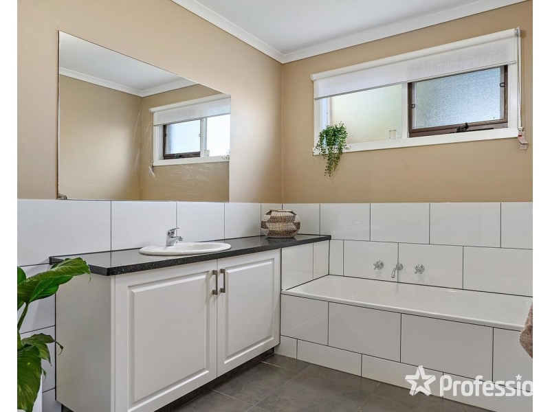 4 Oakbank Court, Mooroolbark VIC 3138