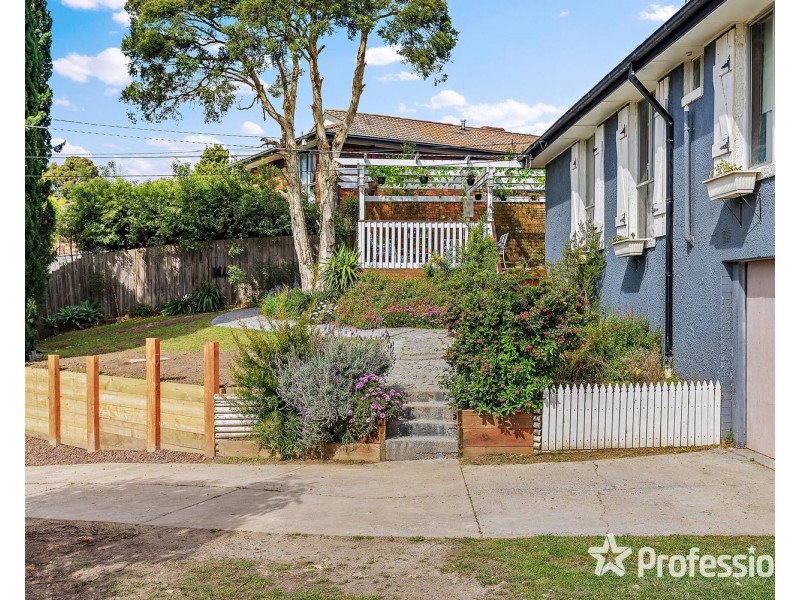 8 Kinarra Court, Mooroolbark VIC 3138