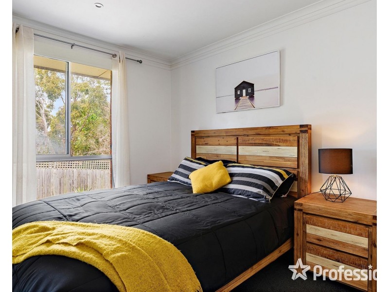 8 Kinarra Court, Mooroolbark VIC 3138