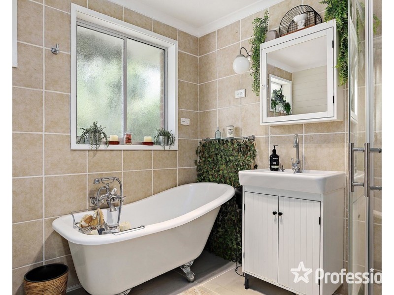 8 Kinarra Court, Mooroolbark VIC 3138