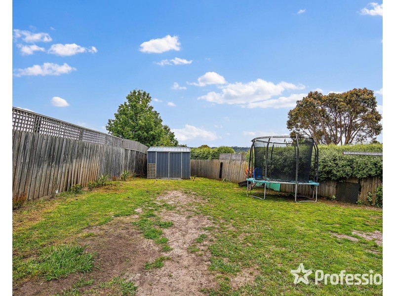 8 Kinarra Court, Mooroolbark VIC 3138