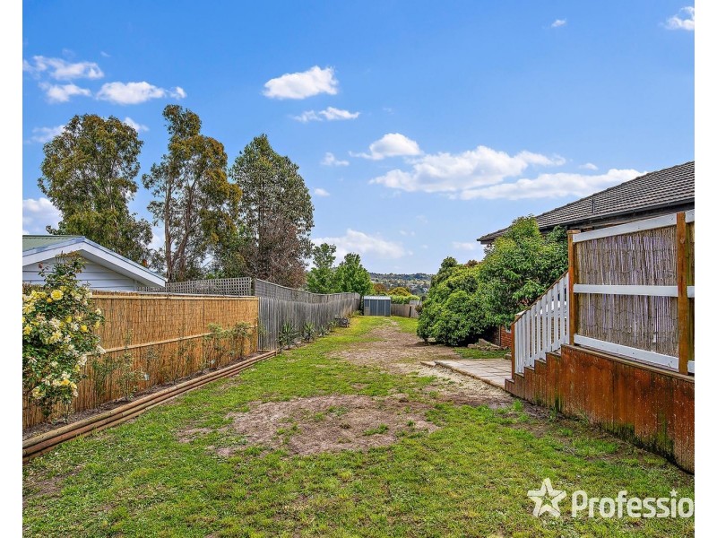 8 Kinarra Court, Mooroolbark VIC 3138