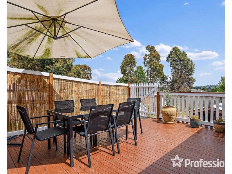 8 Kinarra Court, Mooroolbark VIC 3138