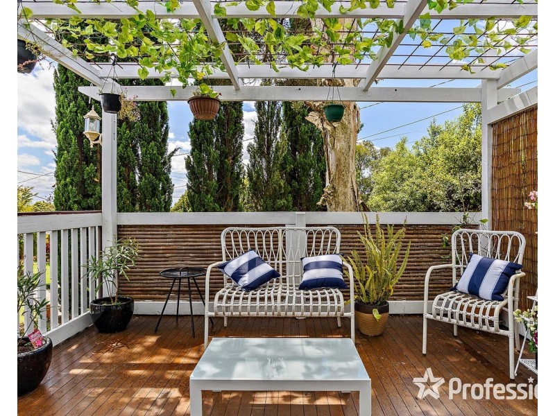 8 Kinarra Court, Mooroolbark VIC 3138