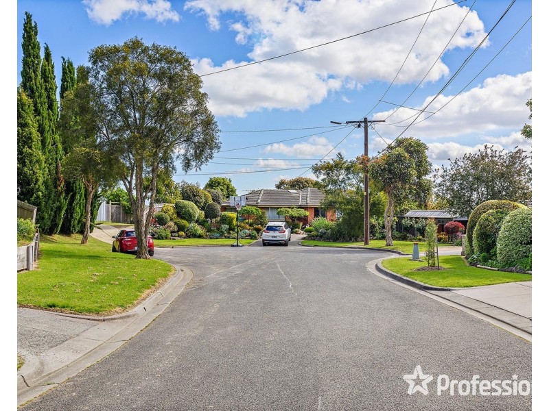 8 Kinarra Court, Mooroolbark VIC 3138