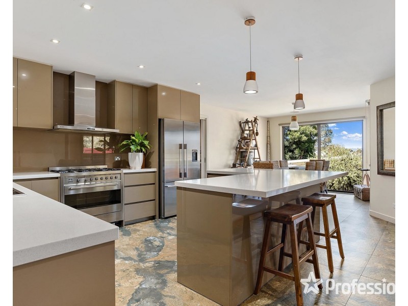 12 Barina Avenue, Mooroolbark VIC 3138