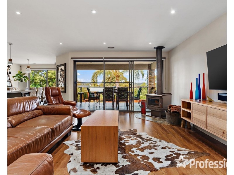 12 Barina Avenue, Mooroolbark VIC 3138