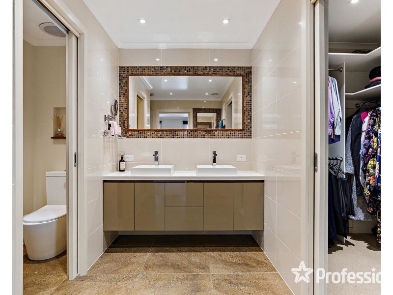 12 Barina Avenue, Mooroolbark VIC 3138