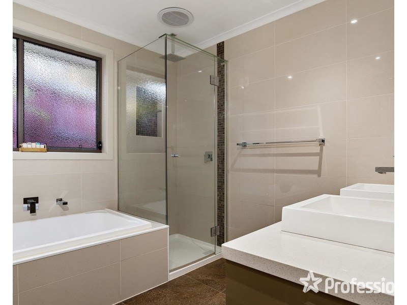 12 Barina Avenue, Mooroolbark VIC 3138