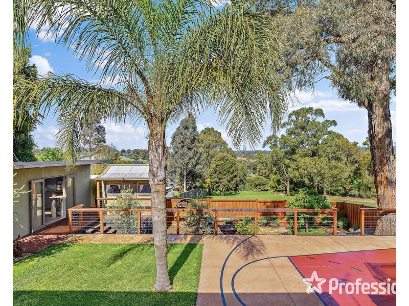 12 Barina Avenue, Mooroolbark VIC 3138