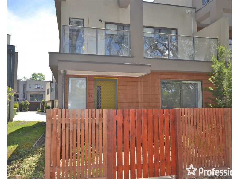 23 Lithgow Way, Mooroolbark VIC 3138