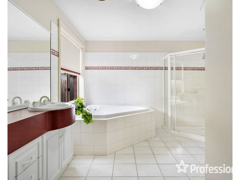 6 Meadowbank Avenue, Chirnside Park VIC 3116