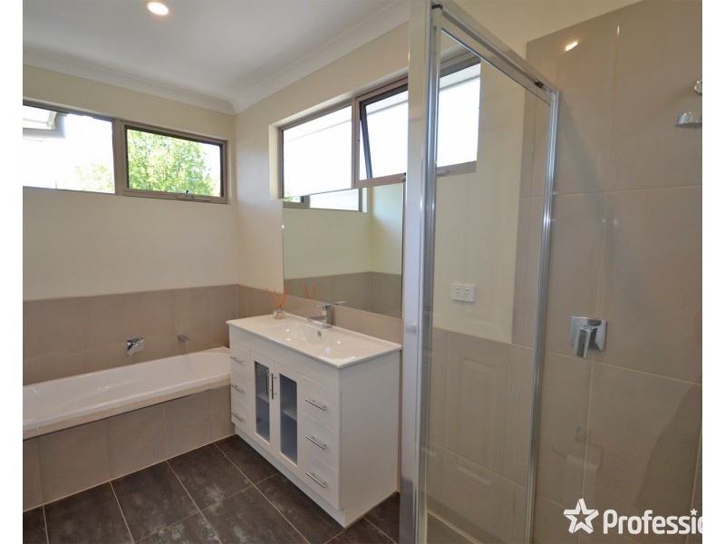 2/4 Carole Avenue, Chirnside Park VIC 3116