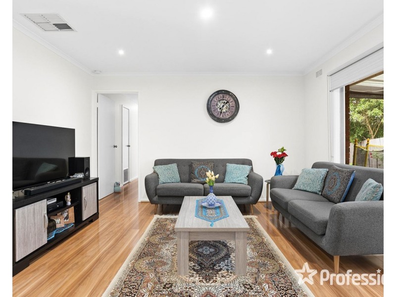 15 Larnook Crescent, Mooroolbark VIC 3138