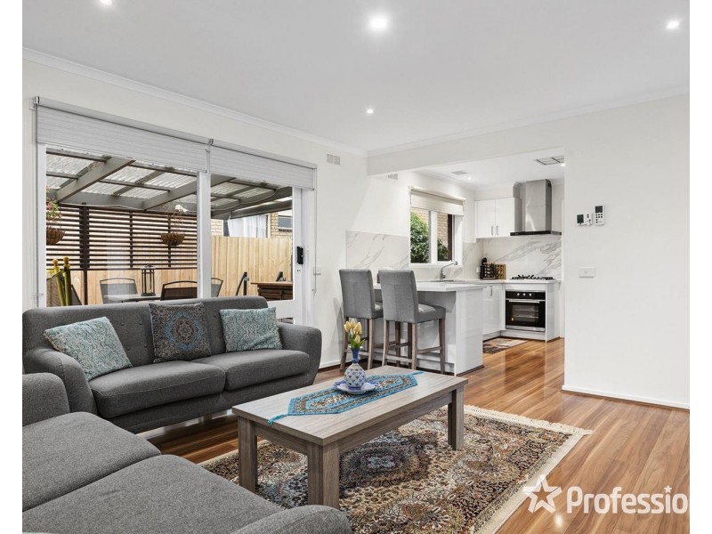 15 Larnook Crescent, Mooroolbark VIC 3138