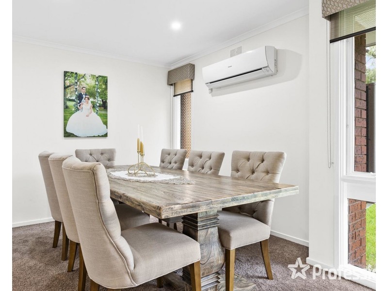 15 Larnook Crescent, Mooroolbark VIC 3138