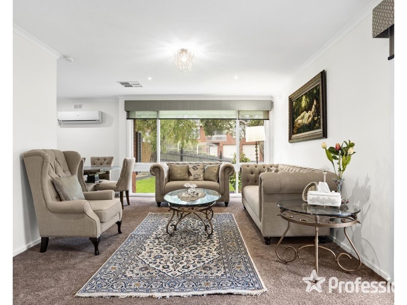 15 Larnook Crescent, Mooroolbark VIC 3138