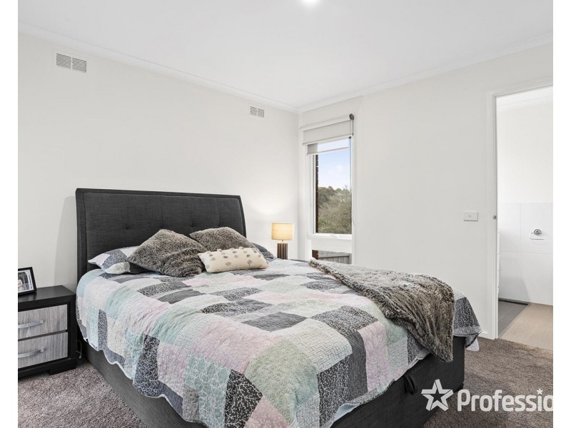 15 Larnook Crescent, Mooroolbark VIC 3138