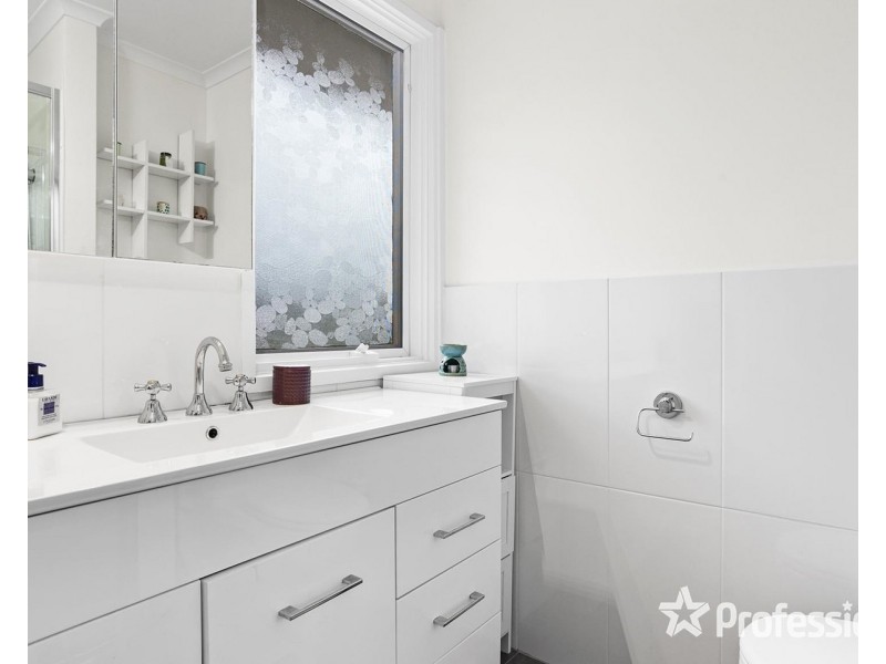 15 Larnook Crescent, Mooroolbark VIC 3138