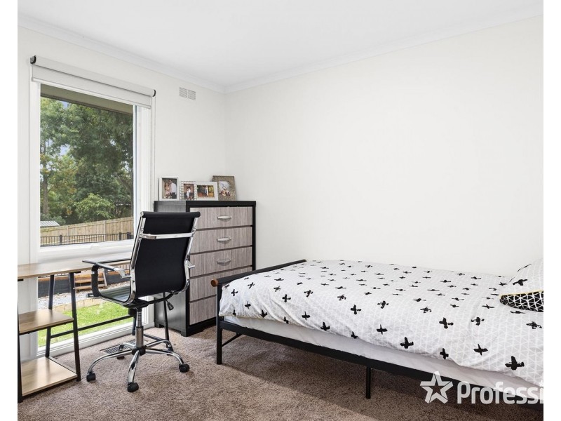 15 Larnook Crescent, Mooroolbark VIC 3138