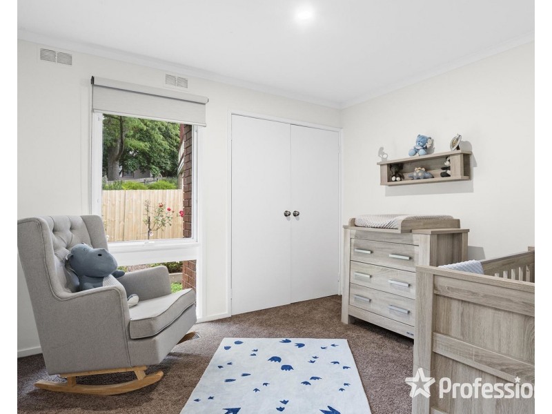 15 Larnook Crescent, Mooroolbark VIC 3138