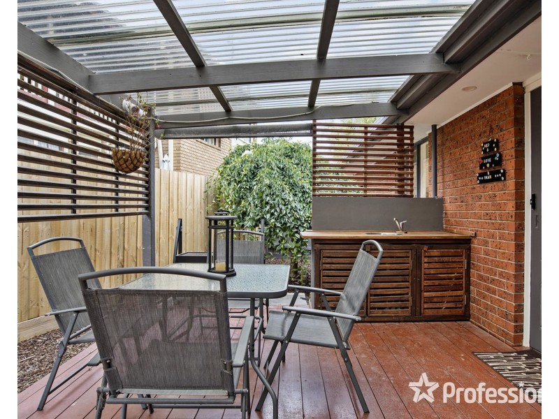 15 Larnook Crescent, Mooroolbark VIC 3138
