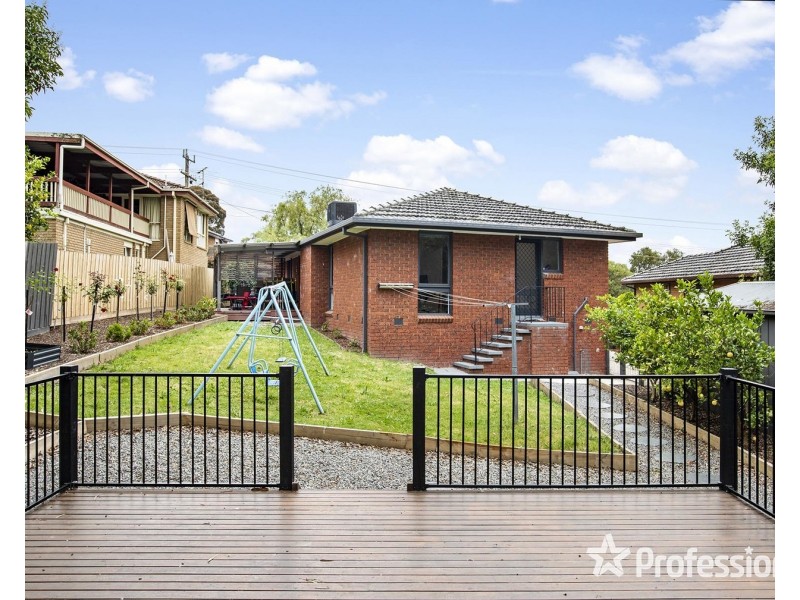 15 Larnook Crescent, Mooroolbark VIC 3138