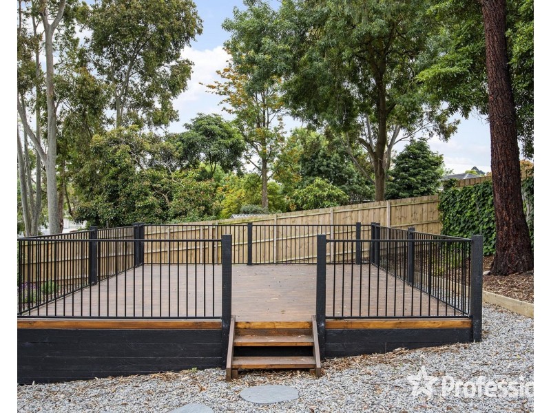 15 Larnook Crescent, Mooroolbark VIC 3138