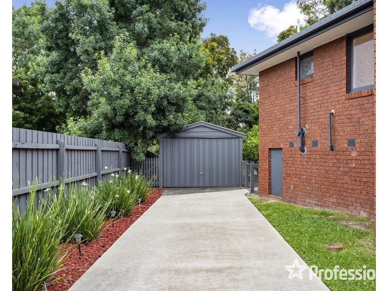 15 Larnook Crescent, Mooroolbark VIC 3138