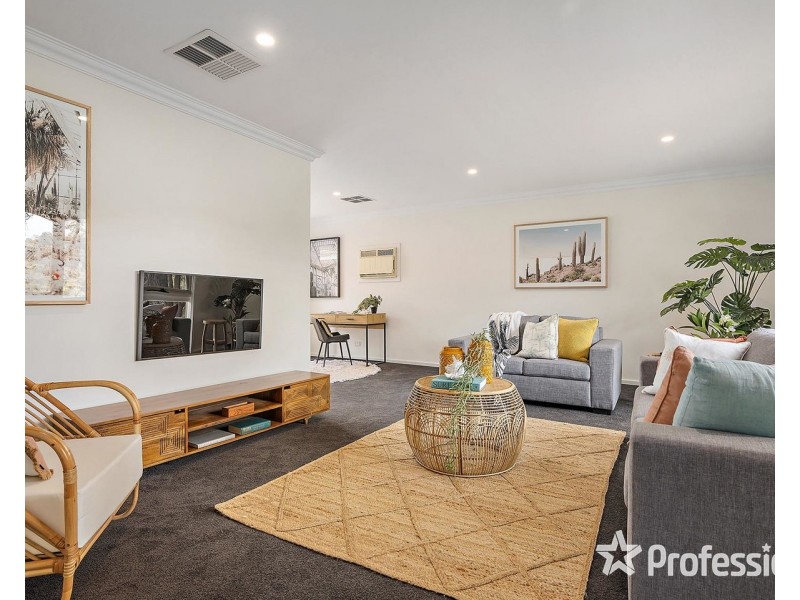 27 Zina Grove, Mooroolbark VIC 3138