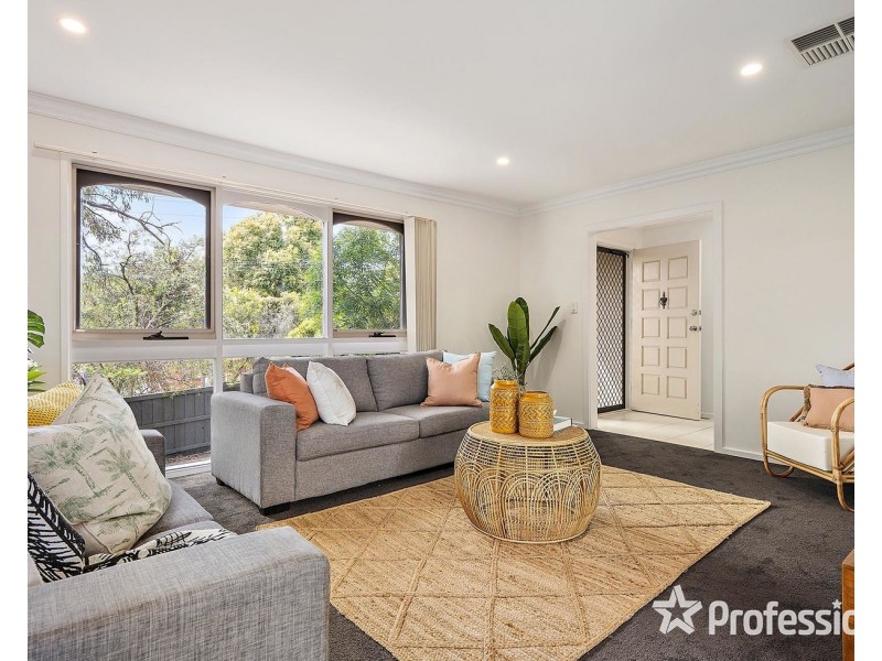27 Zina Grove, Mooroolbark VIC 3138
