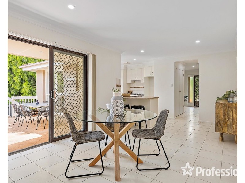 27 Zina Grove, Mooroolbark VIC 3138