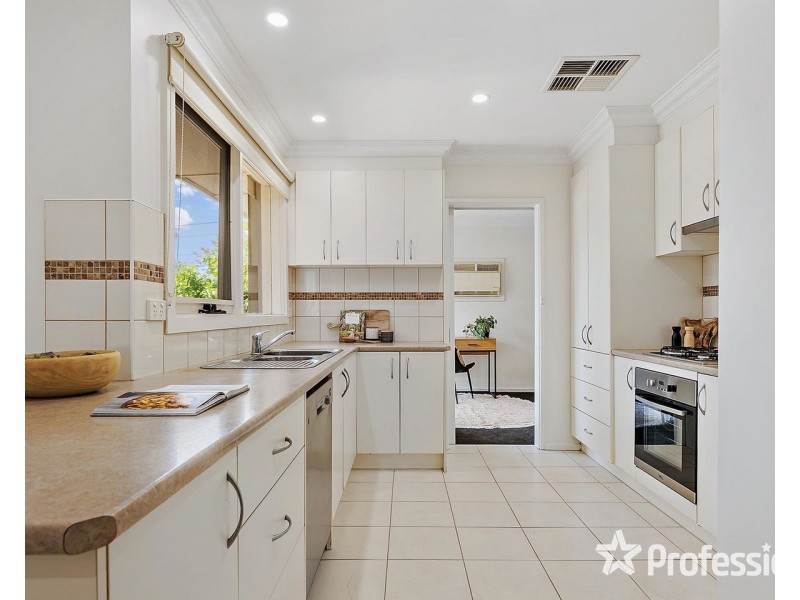 27 Zina Grove, Mooroolbark VIC 3138