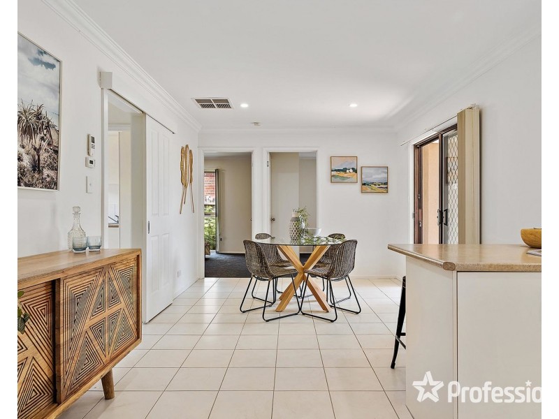 27 Zina Grove, Mooroolbark VIC 3138