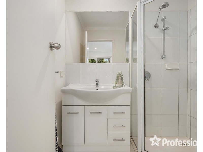 27 Zina Grove, Mooroolbark VIC 3138