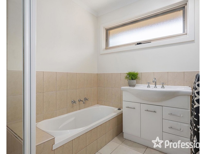 27 Zina Grove, Mooroolbark VIC 3138