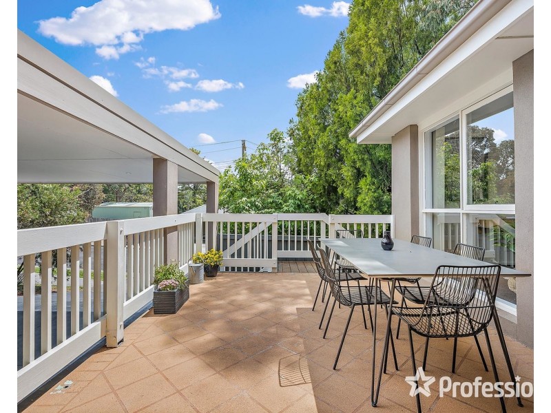 27 Zina Grove, Mooroolbark VIC 3138