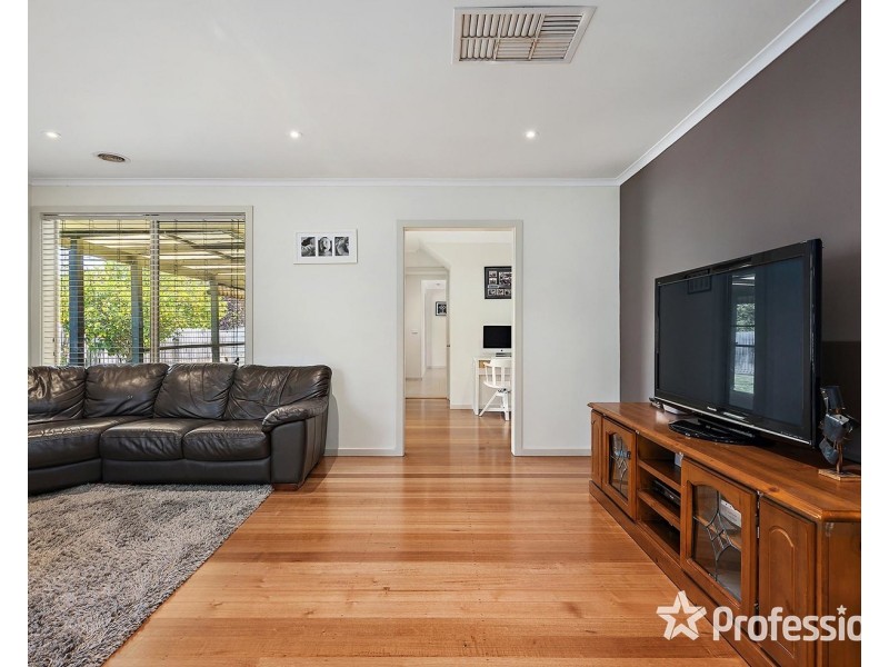 53 Struan Avenue, Mooroolbark VIC 3138