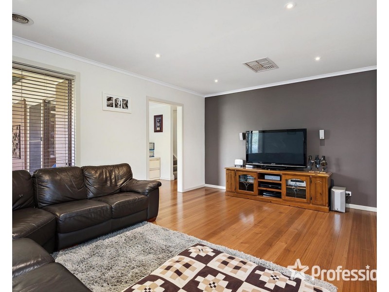 53 Struan Avenue, Mooroolbark VIC 3138
