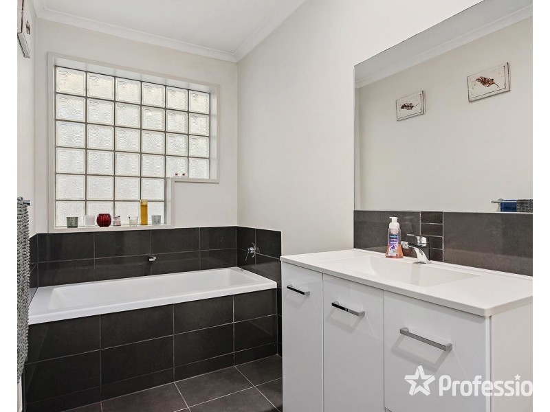 53 Struan Avenue, Mooroolbark VIC 3138