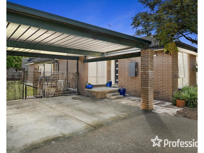 53 Struan Avenue, Mooroolbark VIC 3138